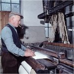 255326 Het bedienen van een machine door medewerker, 1955 - 1965