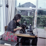 255327 Medewerkster achter de naaimachine, 1955 - 1965