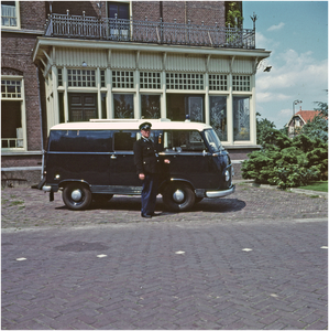 255359 Politieman met politiebusje voor het gemeentehuis, Kapelstraat 3, 1955 - 1965