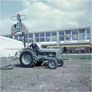 255378 Tractor met schep (graafmachine) voor de Don Bosco ULO, 1960 - 1965