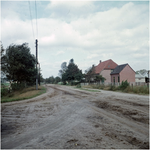 255393 Natuur omgeving: boerderij met electriciteitshuisje, 05-10-1961
