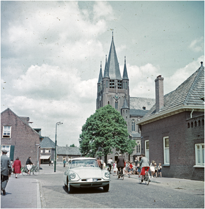 257460 Blaarthemseweg, R.K. kerk Willibrordus gezien vanaf de Broekweg, 1960 - 1965