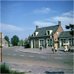 257464 Spelende kinderen voor café, hoek Kruisstraat richting Eindhoven, in de verte rechts, benzinepomp, 1960 - 1970