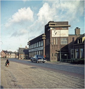 257467 Dorpstraat, Paladijn Sigarenfabrieken NV, linksachter twee zusters (nonnen) op de fiets, 01-1960