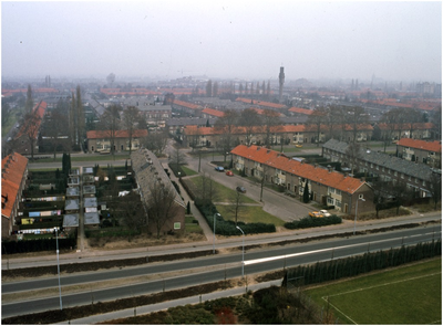 257498 Panorama van de wijk d' Ekker. 1. Parklaan; 2. 't Veld; 3. Teullandstraat; 4. Weegbree; 5. R.K. kerk H. Jozef, ...