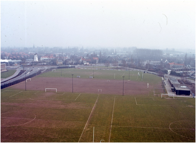 257500 Panorama: Jongelingveld, sporvelden. 1. Parklaan; 2. Molen De Adriaan; 3. Burgemeester van Hoofflaan; 4. ...