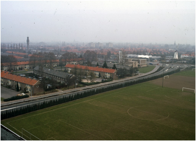 257503 Panorama: d' Ekker richting Zeelst. 1. Jongelingveld, sporvelden; 2. Parklaan; 3. Protestantse Immanuelkerk; 4. ...