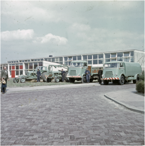 257515 Tractor met schep (graafmachine), vrachtwagens achter de Don Bosco ULO, 1960 - 1965
