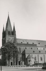 505600 Zijaanzicht R.K. kerk Sint Willibrordus, op console een Heiligenbeeld, 1960