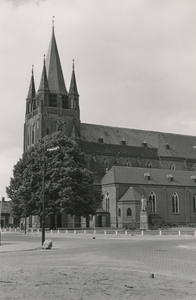 505602 Zijaanzicht R.K. kerk Sint Willibrordus, kruispunt Broekweg / Binnenweg / Blaarthemseweg, 23-07-1958