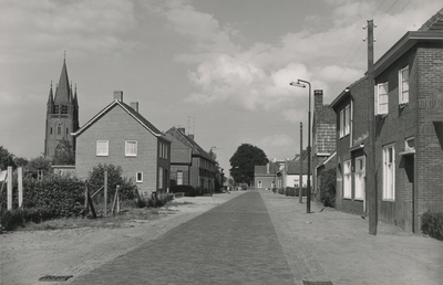 505604 Binnenweg richting Blaarthemseweg, links de R.K. kerk Sint Willibrordus, 23-07-1958