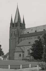 505628 Zijaanzicht R.K. kerk Sint Willibrordus, 23-07-1958