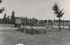 505630 Ingang voetbalveld van UNA (Uitspanning Na Arbeid), op de achtergrond huizenrij aan de Broekweg, 1960