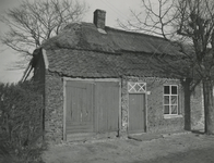 505651 Linkerzijde boerderij, gedeeltelijk rieten dak; woongedeelte, links openslaande staldeuren, ca. 1968