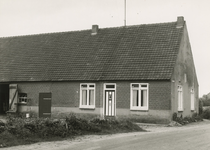 505656 Rechterzijde boerderij; woongedeelte, links openstaande staldeur, 1968