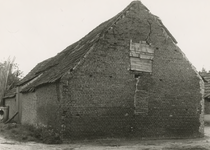 505661 Vervallen schuur achter de boerderij: dichtgetimmerd raam, scheuren in de muur, 1968