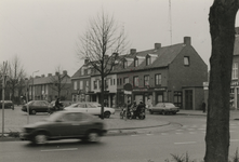 505664 Geparkeerde auto's op het plein voor de R.K. kerk Jozef Werkman, op de hoek drie bromfietsers op hun bromfiets, ...