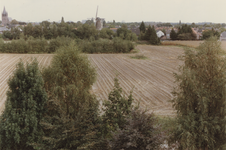 505671 Panorama gebied richting Zeelst: links de R.K. Sint Willibrorduskerk, midden de Zilster molen, 04-10-1989
