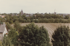 505672 Panorama gebied richting Zeelst: links de R.K. Sint Willibrorduskerk, rechts de Zilster molen, 04-10-1989