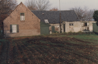 505677 Zijkant met aanbouw, boerderij aan de Polkestraat, 1989
