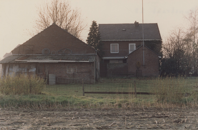505681 Achterkant van de stal en woning aan de Polkestraat, 1989