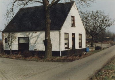505683 Zijkant woning met blauwe regenton aan de Kattestraat, 02-1989