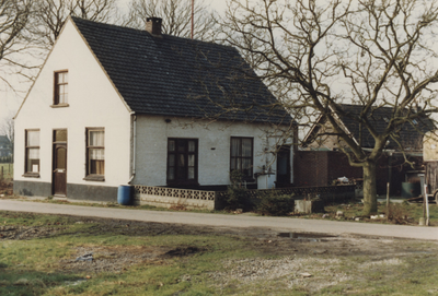 505685 Zijkant woning met blauwe regenton, bijgebouwen aan de Kattestraat, 02-1989
