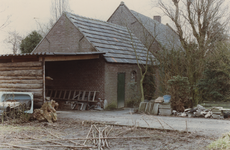505690 Zijkant woning met bijgebouwen, bad, ladder en een stapel tegels aan de Akkerstraat, ca. 1989