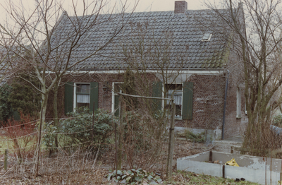 505691 Voorzijde woning met moestuin aan de Akkerstraat, ca. 1989