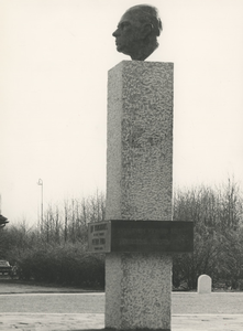 505694 Standbeeld van het hoofd van P.J.J. Borghouts alias Peter Zuid op terrein Peter Zuid Kazerne, ca. 1980