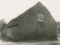 505699 Vervallen zij- en achtergedeelte boerderij met gedeeltelijk een rieten dak, zomer 1969