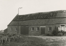 505700 Linker-voorgedeelte boerderij met gedeeltelijk een rieten dak, moestuintje, zomer 1969