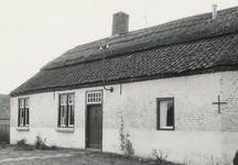 505726 Agrarische omgeving: boerderij met gedeeltelijk een rieten dak, ca. 1975