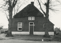 505727 Agrarische omgeving: Vooraanzicht boerderij met rieten dak, ca. 1975