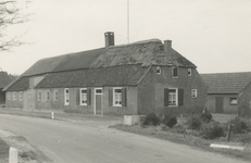 505731 Agrarische omgeving: Renovatie boerderij met gedeeltelijk een rieten dak, voor verbouwing, ca. 1965 - 1970