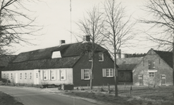 505732 Agrarische omgeving: Renovatie boerderij met gedeeltelijk een rieten dak, voor verbouwing, ca. 1965 - 1970