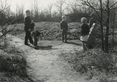 505741 Dhr, Theo van de Ven, kinderen bij de grafheuvels, 05-04-1964