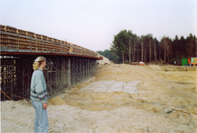 240048 Aanleg fietsbrug over verdiepte A2: , 1990