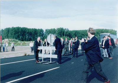 240063 Het openen van de verdiepte A2 door Burgemeester Mr. P. Mangelmans, 25-09-1992