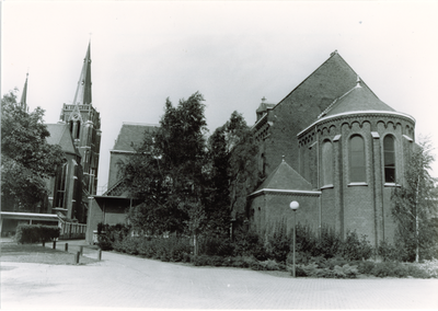 240268 Hoofdstraat: Achterzijde kapel Huize Nazareth en links de toren Sint Odulphuskerk, 1985