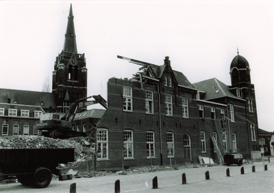 240273 Schoolpad: sloop H.Hartschool met links de toren van Sint Odulphuskerk, 1985