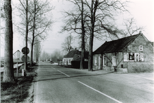 240594 Sint Oederodeseweg gezien vanuit de Vleut: met rechts kruidenierswinkel van Gerwen, 1985