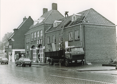 240646 Hoofdstraat 19 - 21: met garage Piet v. Laarhoven en rijwielhandel Antoon v. Laarhoven, 1985