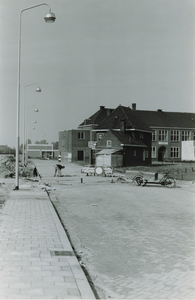 240682 Wegwerkzaamheden : het bestraten van het Raadhuisplein, 1962