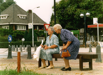 240706 Het ontmoeten op het Raadhuisplein met links villa De Zonnehoek , 1989