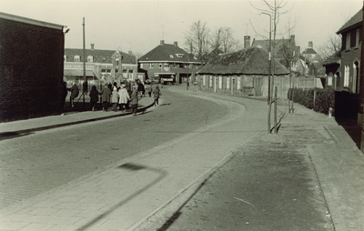 240753 Schoolstraat: Links de Sint Bernardusschool, 1959