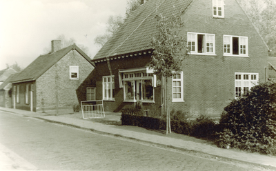 240754 Schoolstraat: rechts nr 27 kruidenierszaak Hoefnagels, 1959
