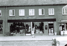 240863 Wilhelminaplein 3: Bakkerij v.d. Aa, 1969