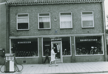 240865 Wilhelminaplein 9: Rijwielhandel Hevano , 1969