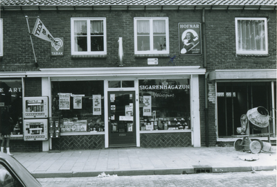 240866 Wilhelminaplein 12: sigarenmagazijn v.d. Biggelaar, 1069